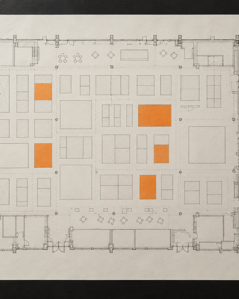 Hallenplan auf hellem Papier, einige Flächen sind orange markiert.